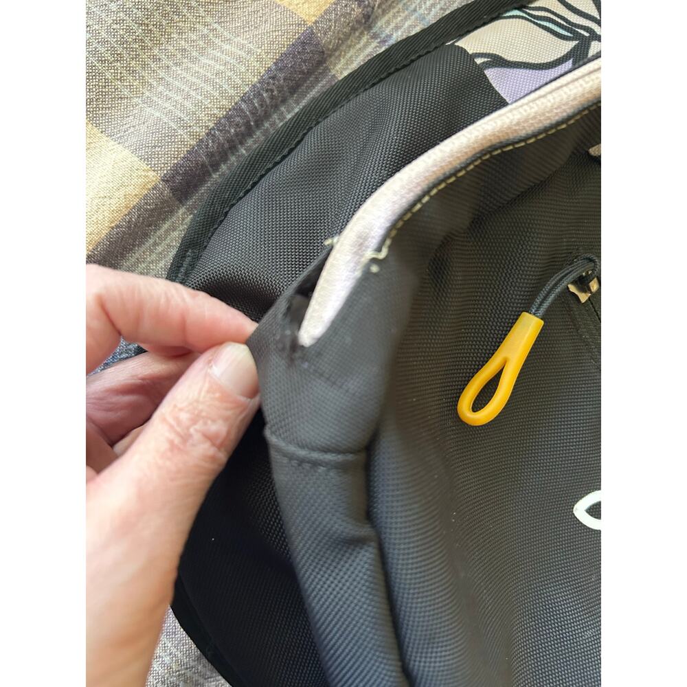 Sherpani anti-theft sling backpack RFID locking zipper - Picture 6 of 6